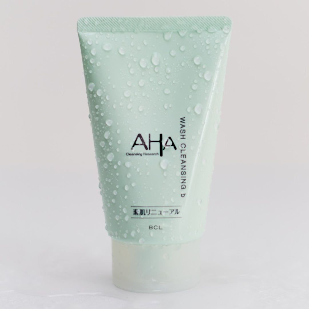 AHA Cleansing Research Wash Cleansing B Sensitive 120g tub i mintgrönt med vattendroppar på ljus bakgrund.