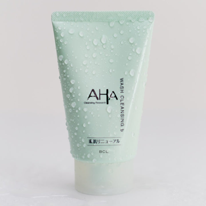 AHA Cleansing Research Wash Cleansing B Sensitive 120g tub i mintgrönt med vattendroppar på ljus bakgrund.