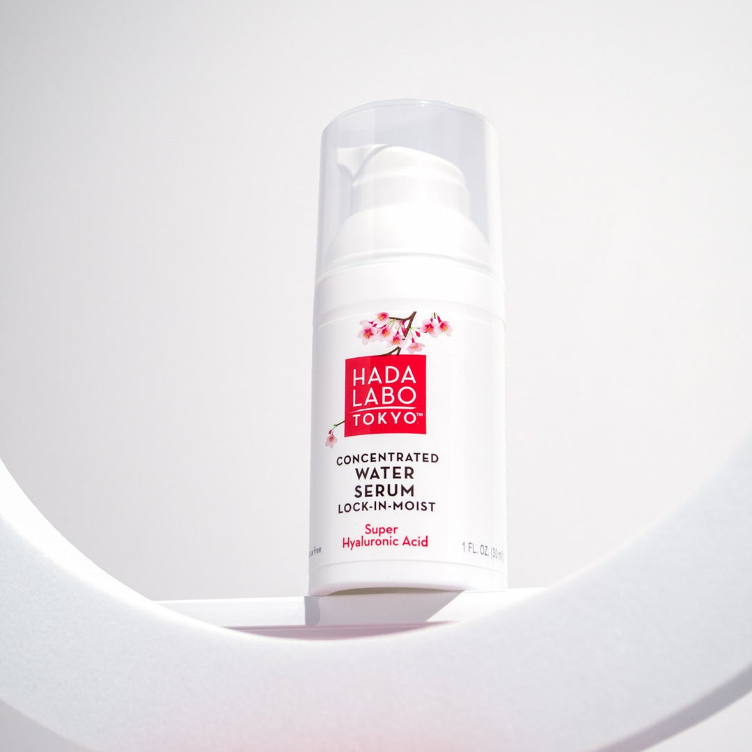 Hada Labo Concentrated Water Serum Lock-in-Moist 30ml på vit böjd yta.