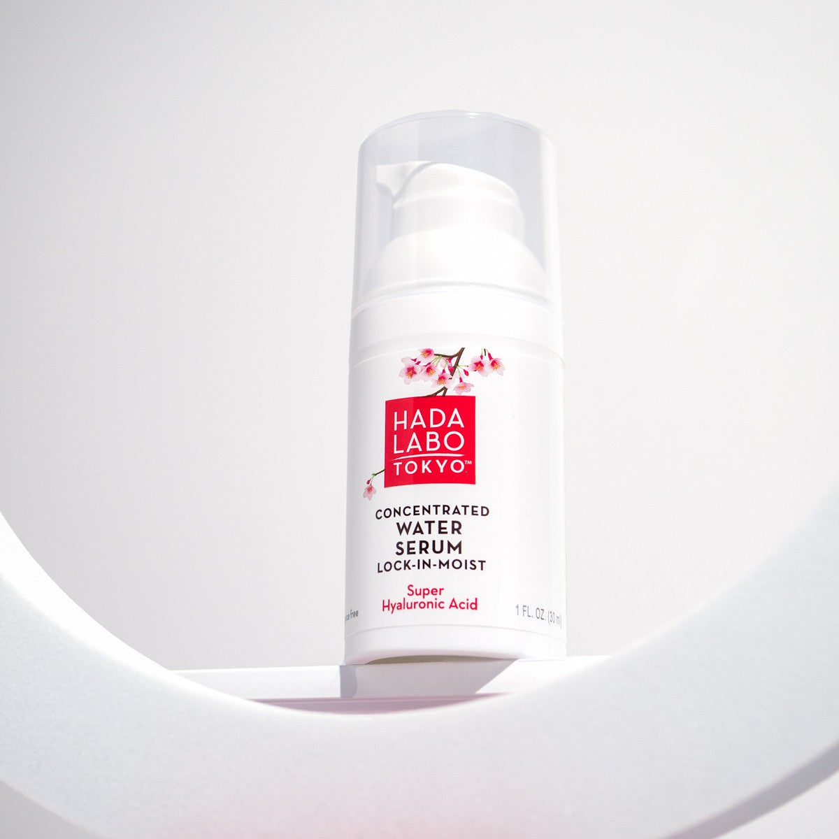 Hada Labo Concentrated Water Serum Lock-in-Moist 30ml på vit böjd yta.