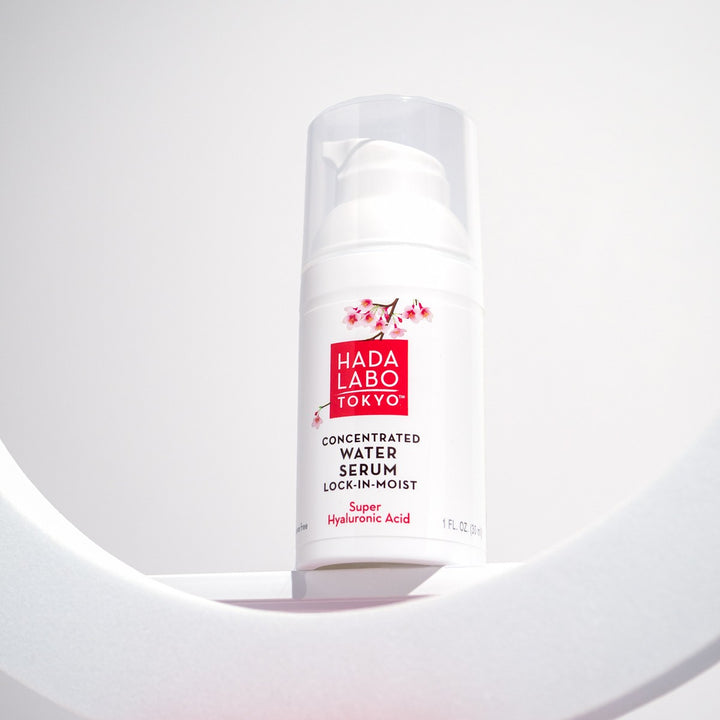 Hada Labo Concentrated Water Serum Lock-in-Moist 30ml på vit böjd yta.