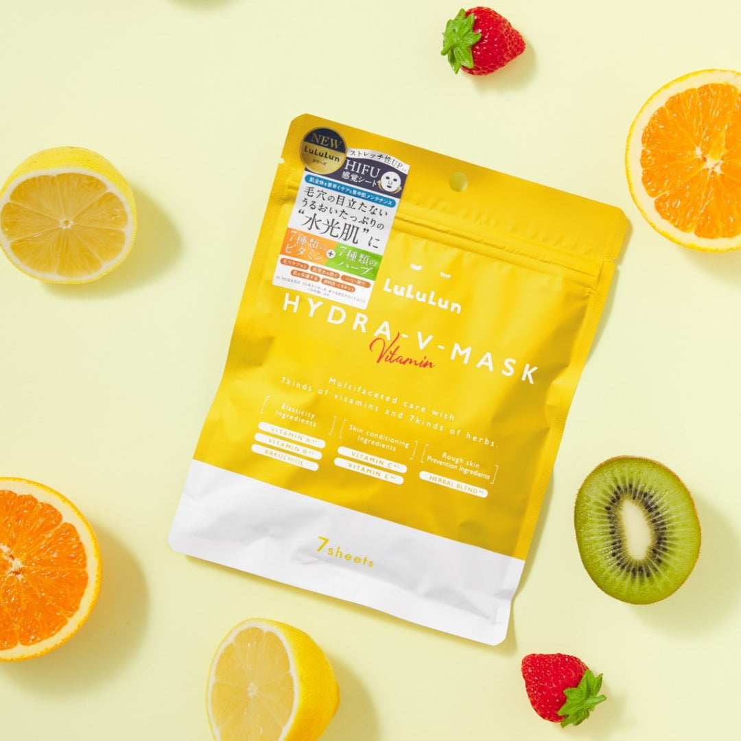 LuLuLun Hydra V-Mask Vitamin Sheet Mask 7st omgiven av citrusfrukter, kiwi och jordgubbar på gul bakgrund.