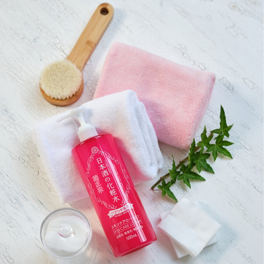 KIKU-MASAMUNE Sake Glossy Moist Skin Care Lotion 500ml med handdukar, bomullspads, borste och skål.