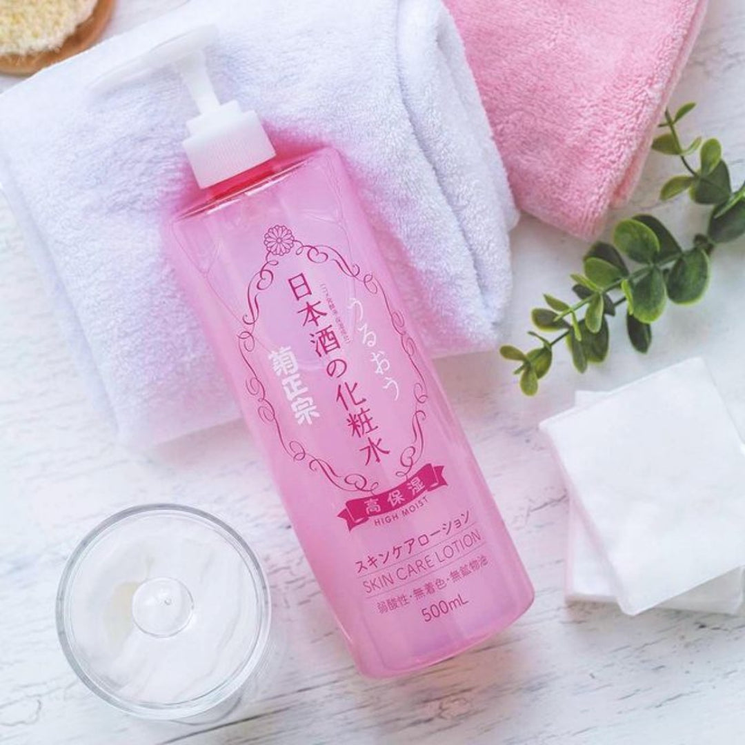 KIKU-MASAMUNE Sake High Moist Skin Care Lotion 500ml placerad med handdukar, bomullspads och växt.