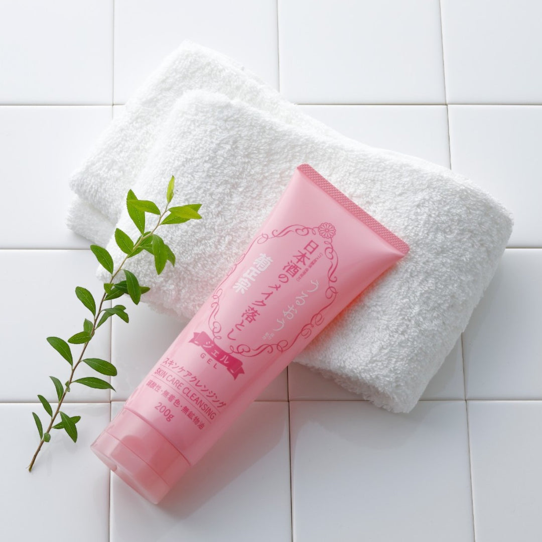 KIKU-MASAMUNE Sake Skin Care Cleansing Gel 200g på vita kakelplattor med vit handduk och grön växt.