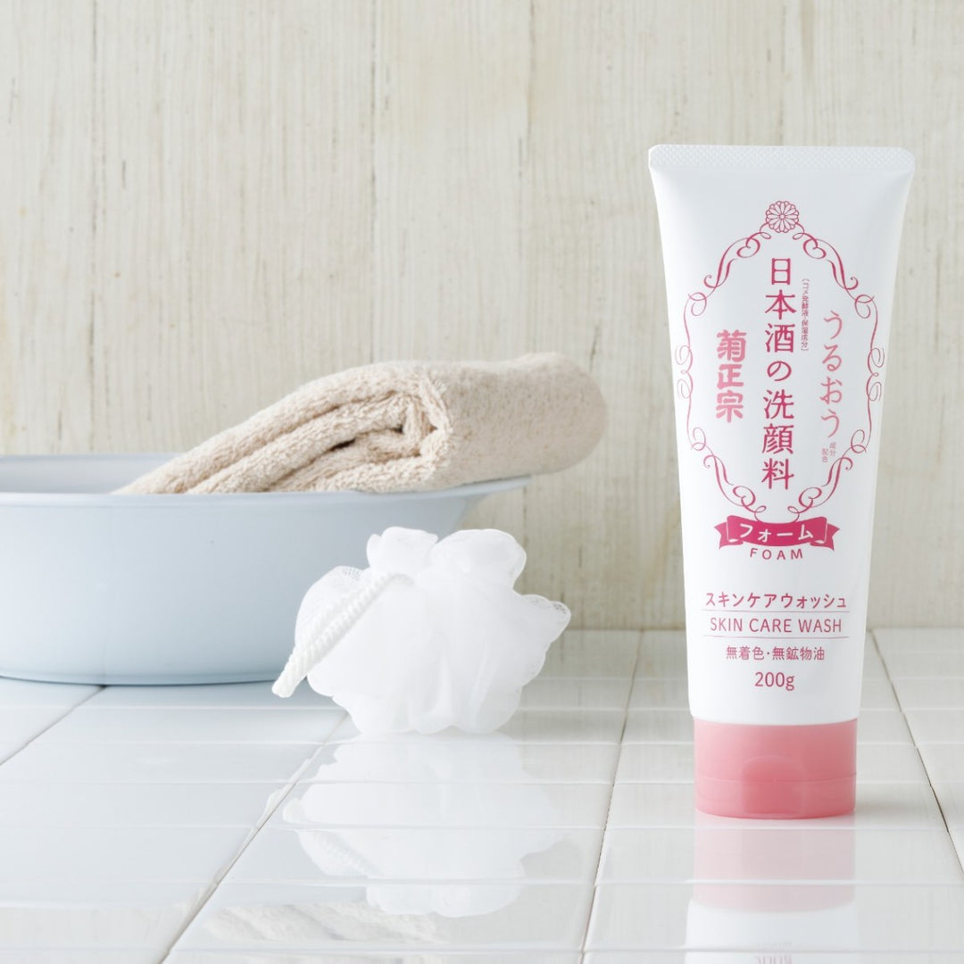 KIKU-MASAMUNE Sake Skin Care Foaming Face Wash 200g med badpuff och handduk i blå skål.