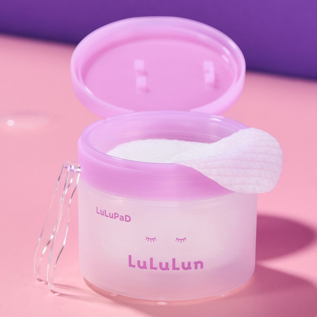 Öppen LuLuLun LuLuPad Sebum & Pore Care med staplade tonerpads, en pad synlig överst.