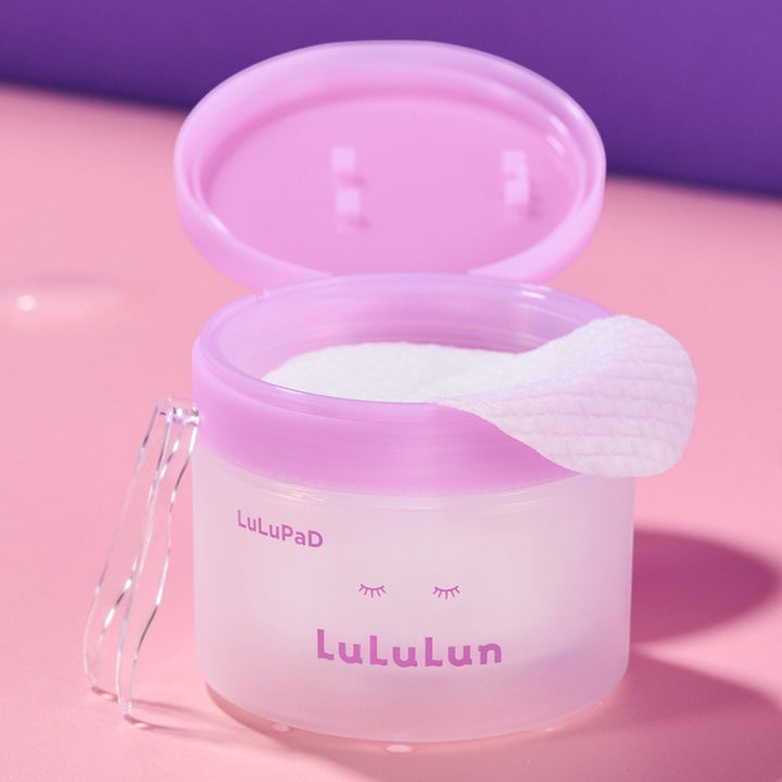 Öppen LuLuLun LuLuPad Sebum & Pore Care med staplade tonerpads, en pad synlig överst.