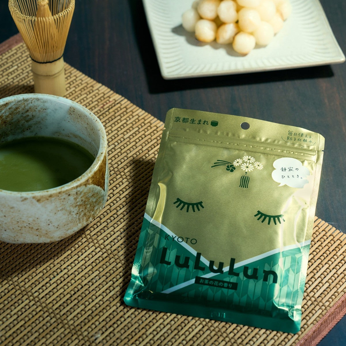 LuLuLun Premium Sheet Mask Kyoto Green Tea 7st på en matta med matcha och vita sötsaker.