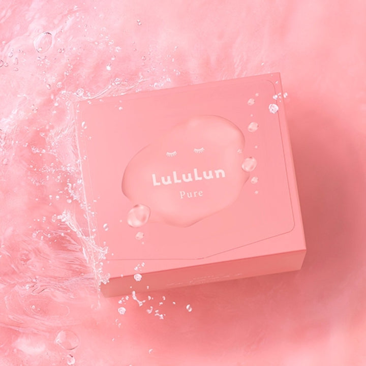 LuLuLun Pure Everys Sheet Mask 32st förpackning placerad på rosa bakgrund med vattendroppar.