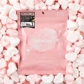 LuLuLun Pure Everys Sheet Mask 7st pack placerad bland vita och rosa hjärtformade marshmallows.