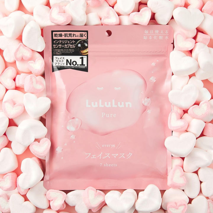 LuLuLun Pure Everys Sheet Mask 7st pack placerad bland vita och rosa hjärtformade marshmallows.