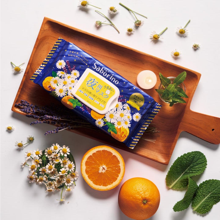 Saborino Good Night Sheet Mask N 30st japansk ansiktsmask på trähylla med kamomill, apelsin, mynta och lavendel.